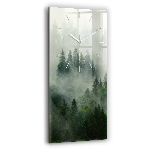Vertikale Uhr Nebliger Wald