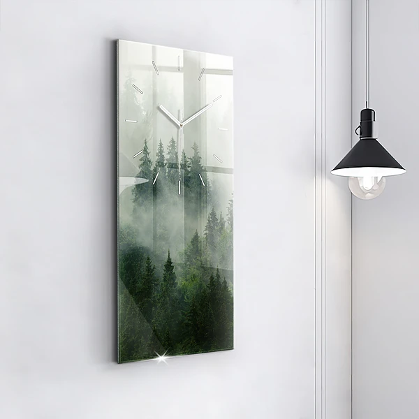 Vertikale Uhr Nebliger Wald