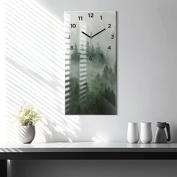 Vertikale Uhr Nebliger Wald