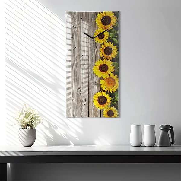 Vertikale Uhr Sonnenblumen auf den Brettern