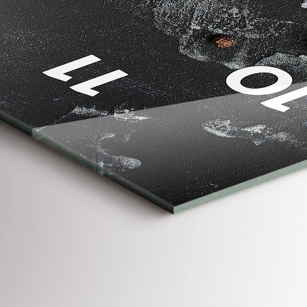 Vertikale Uhr Gewürze auf der Tischplatte