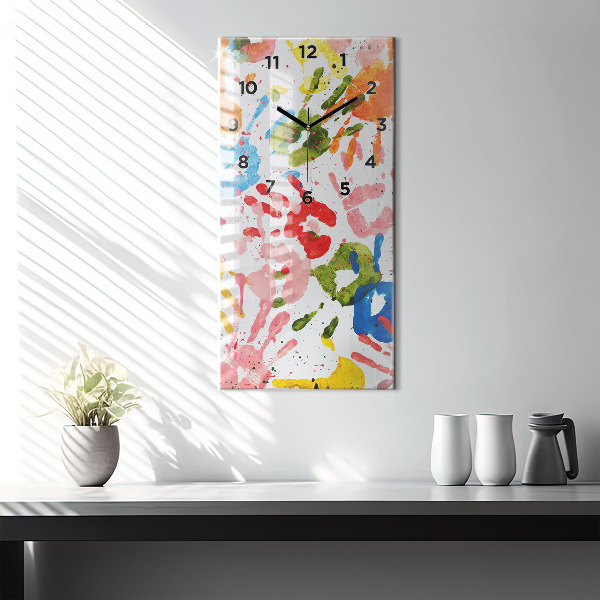 Vertikale Uhr Handabdrücke von Kindern