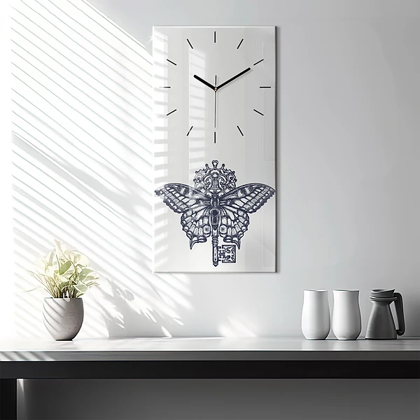 Vertikale Uhr Schmetterling und Schlüssel im Boho-Stil