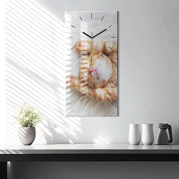 Vertikale Uhr mit motiv Schlafende kleine Katze