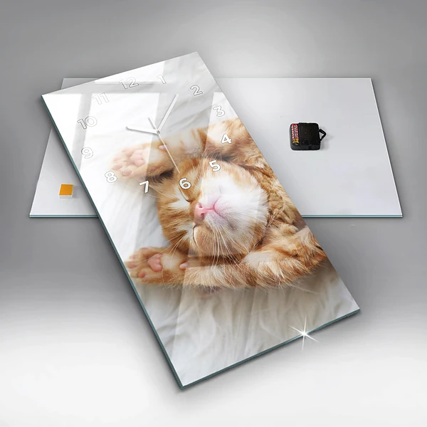 Vertikale Uhr mit motiv Schlafende kleine Katze