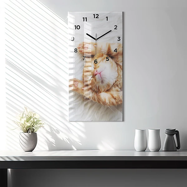 Vertikale Uhr mit motiv Schlafende kleine Katze