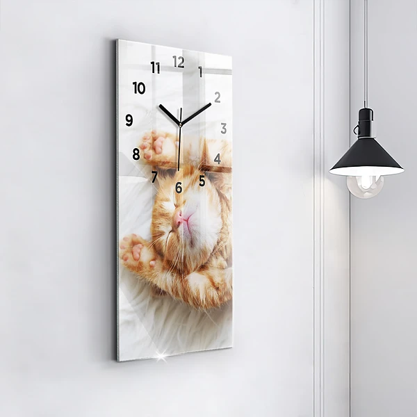Vertikale Uhr mit motiv Schlafende kleine Katze