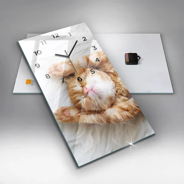 Vertikale Uhr mit motiv Schlafende kleine Katze