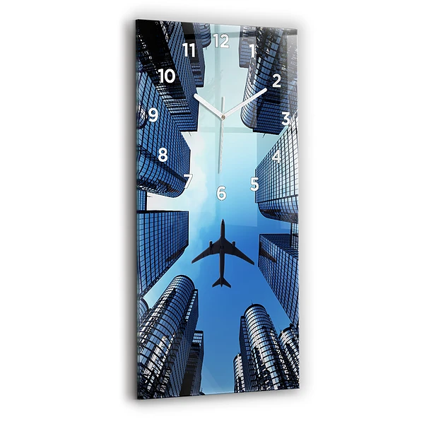 Vertikale Uhr Flugzeug über Gebäuden