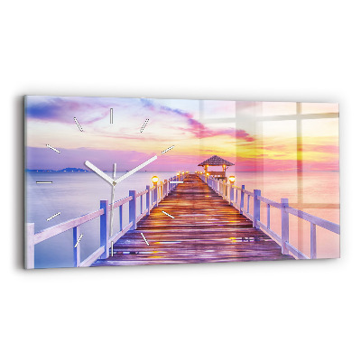 Horizontale Uhr Brücke im Hafen am Abend