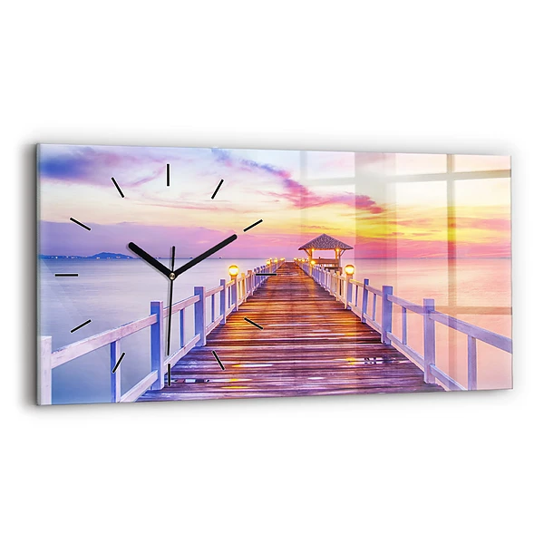 Horizontale Uhr Brücke im Hafen am Abend
