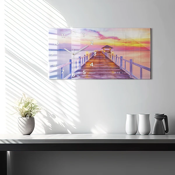 Horizontale Uhr Brücke im Hafen am Abend