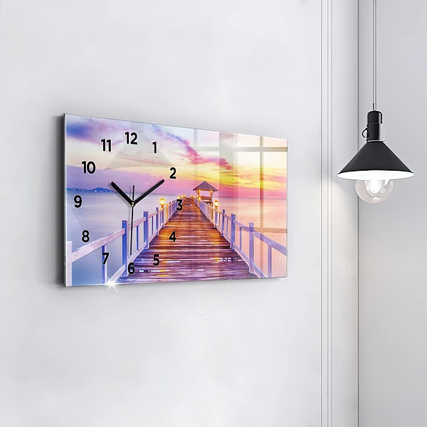 Horizontale Uhr Brücke im Hafen am Abend