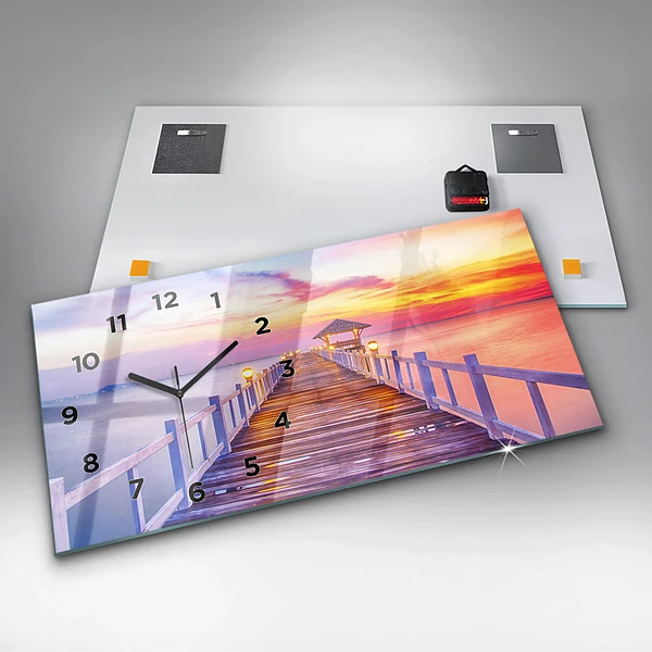 Horizontale Uhr Brücke im Hafen am Abend