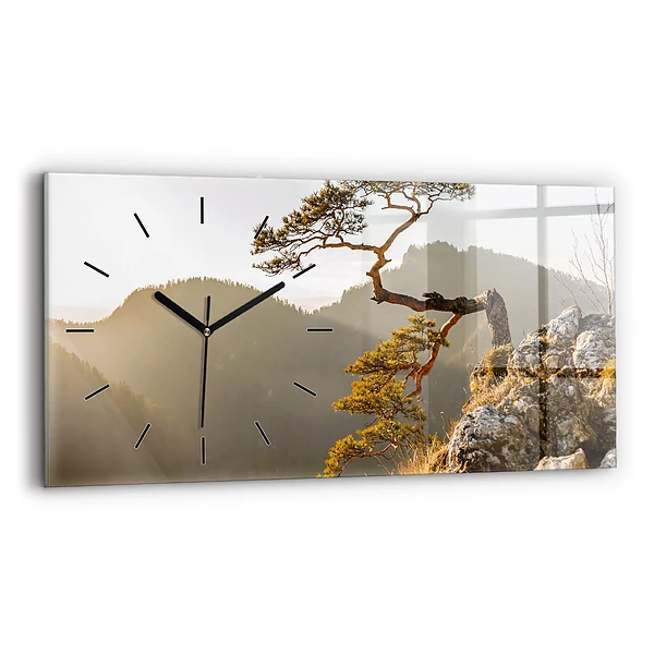 Horizontale Uhr Baum in den Bergen
