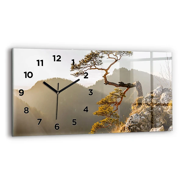 Horizontale Uhr Baum in den Bergen
