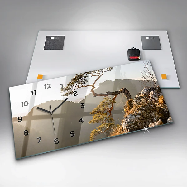 Horizontale Uhr Baum in den Bergen