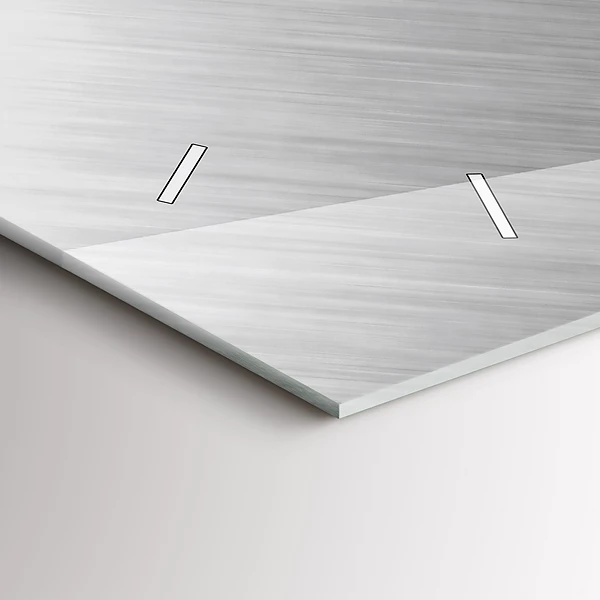 Horizontale Uhr Metallwand