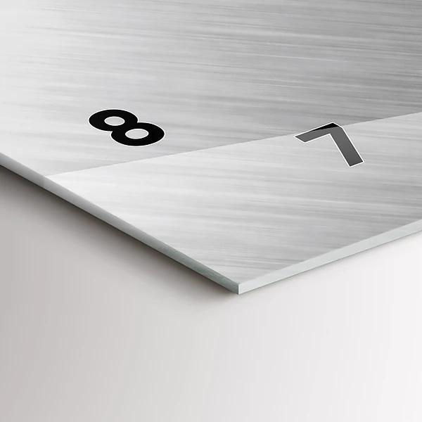 Horizontale Uhr Metallwand