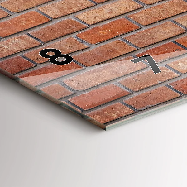Horizontale Uhr mit motiv Backsteinmauer