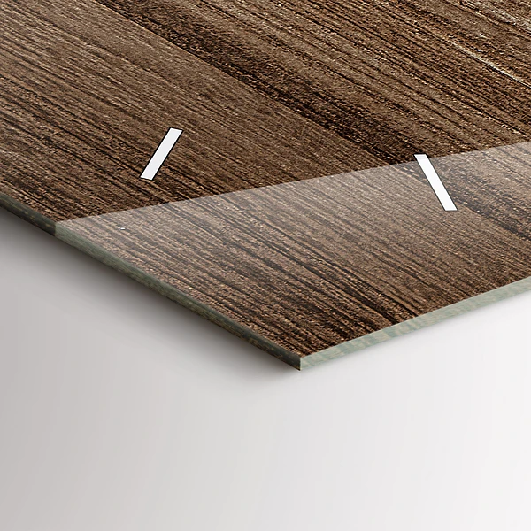 Horizontale Uhr Dunkles Holz