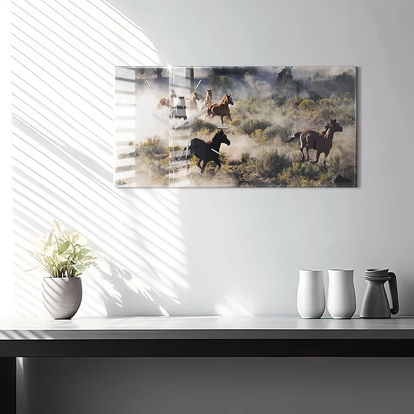 Horizontale Uhr mit motiv Herde von rasenden Pferden