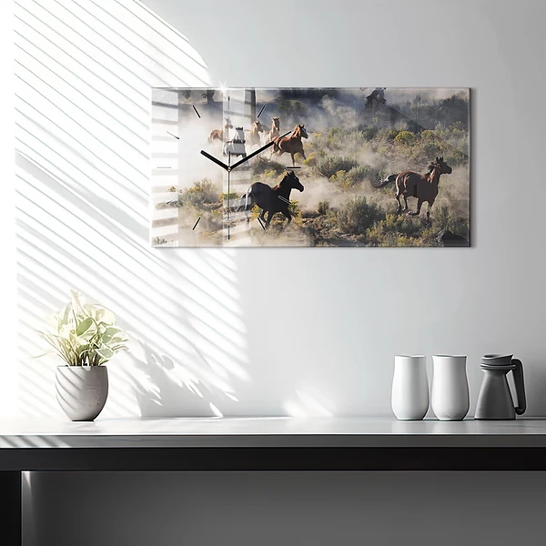 Horizontale Uhr mit motiv Herde von rasenden Pferden