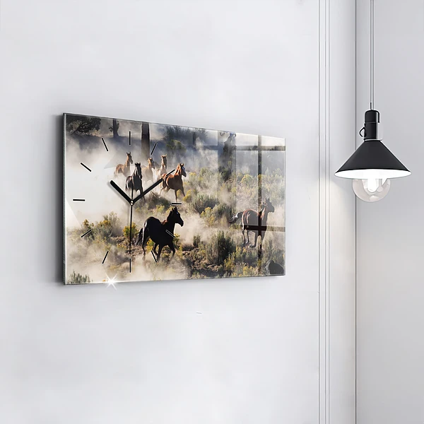 Horizontale Uhr mit motiv Herde von rasenden Pferden