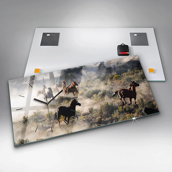 Horizontale Uhr mit motiv Herde von rasenden Pferden