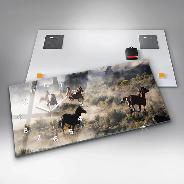 Horizontale Uhr mit motiv Herde von rasenden Pferden