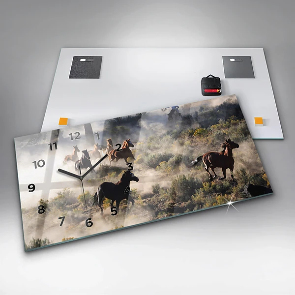 Horizontale Uhr mit motiv Herde von rasenden Pferden