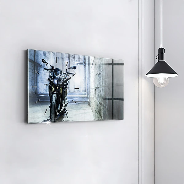 Horizontale Uhr mit motiv Motorrad in einer Gasse