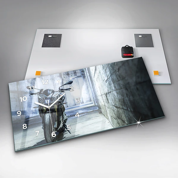 Horizontale Uhr mit motiv Motorrad in einer Gasse