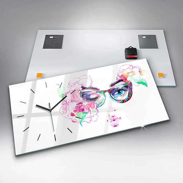 Horizontale Uhr Gesicht einer Frau mit Brille
