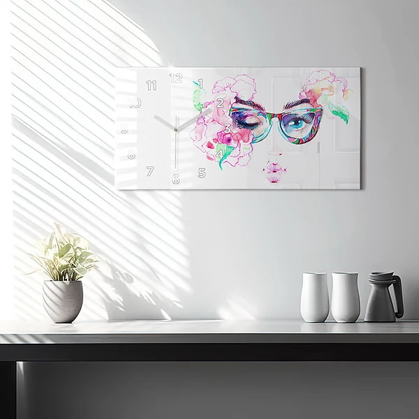 Horizontale Uhr Gesicht einer Frau mit Brille