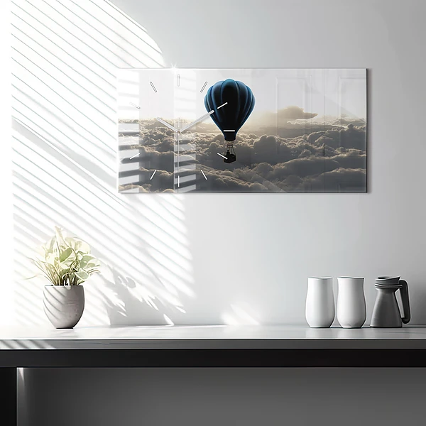 Horizontale Uhr Luftballon am Himmel