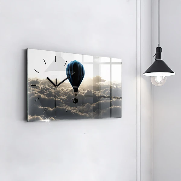 Horizontale Uhr Luftballon am Himmel