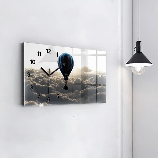 Horizontale Uhr Luftballon am Himmel