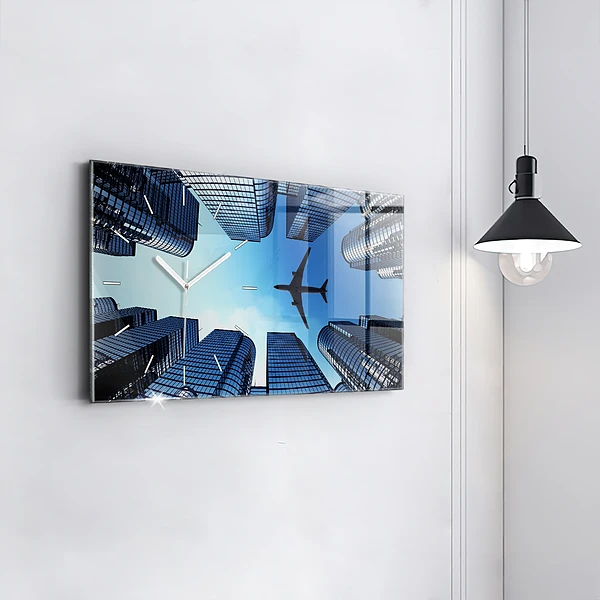 Horizontale Uhr mit motiv Flugzeug über Gebäuden