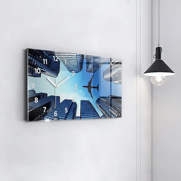 Horizontale Uhr mit motiv Flugzeug über Gebäuden