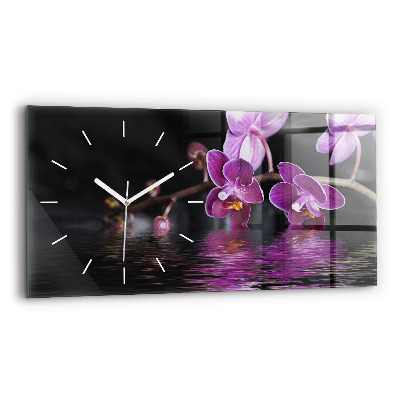 Horizontale Uhr Orchideenblüte auf dem Wasser