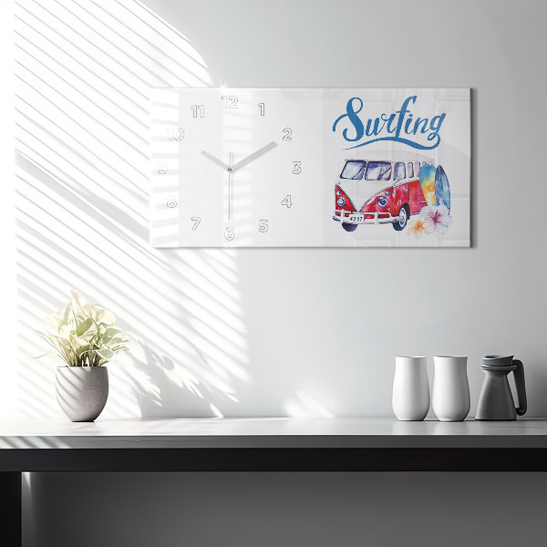Horizontale Uhr Auto und Schild Surfen