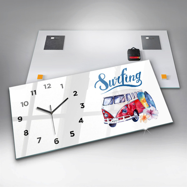 Horizontale Uhr Auto und Schild Surfen