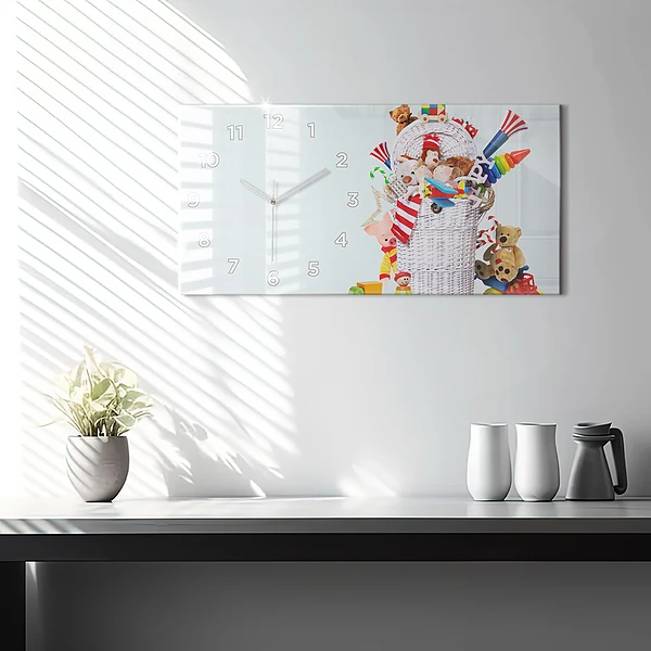 Horizontale Uhr mit motiv Weidenkorb mit Spielzeug