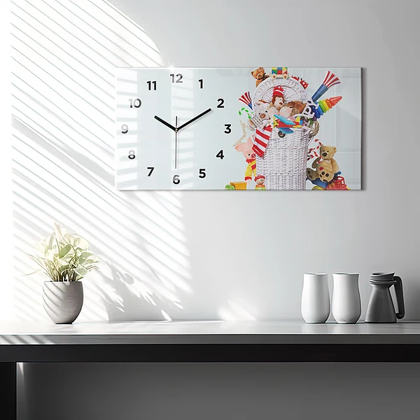 Horizontale Uhr mit motiv Weidenkorb mit Spielzeug