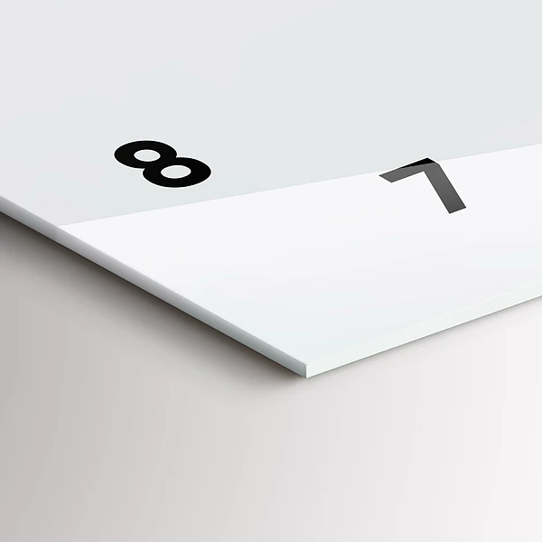Horizontale Uhr mit motiv Weidenkorb mit Spielzeug