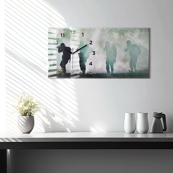 Horizontale Uhr mit motiv Soldaten in einem Wald