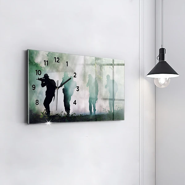 Horizontale Uhr mit motiv Soldaten in einem Wald