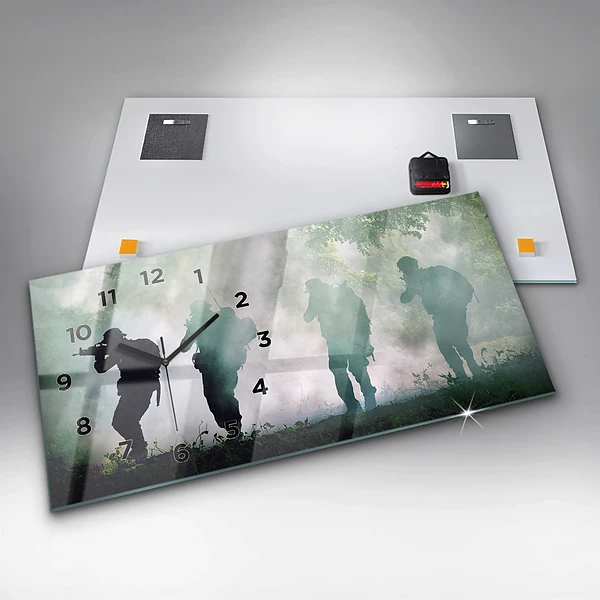 Horizontale Uhr mit motiv Soldaten in einem Wald
