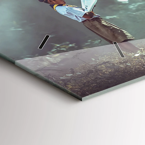 Horizontale Uhr Junge liest ein Buch